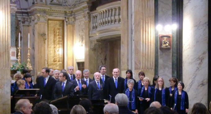 Il coro nella splendida cornice della chiesa di SantAnna in Vaticano