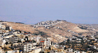Sobborghi di Gerusalemme, con sullo sfondo il muro  alto otto metri che si snoda sulle colline