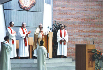 Il vescovo Antonio e gli altri celebranti nella S. Messa  di Confermazione di domenica 30 ottobre
